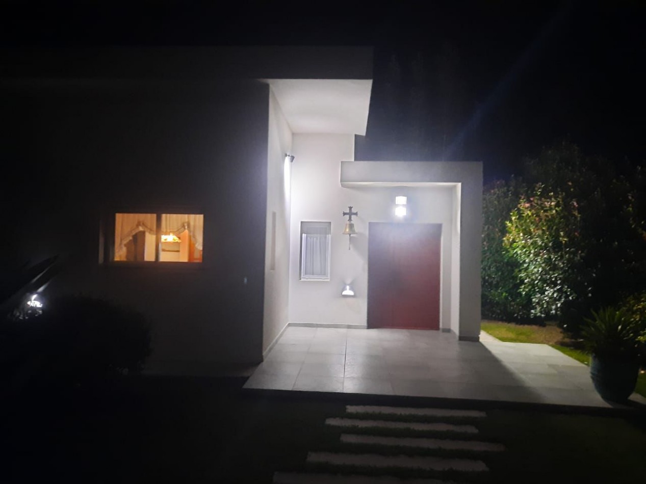 Hermosa Casa B° Lawt Tenis en Veronica 