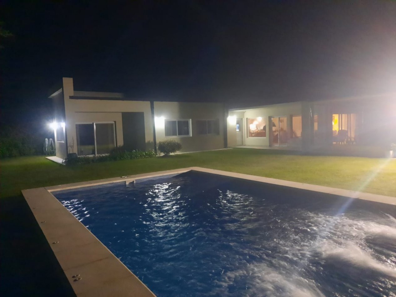 Hermosa Casa B° Lawt Tenis en Veronica 